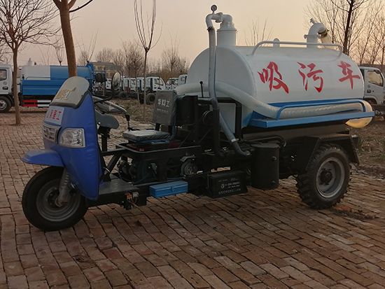 三輪吸糞車