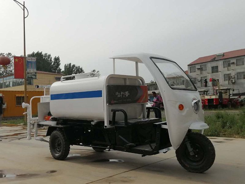 工程三輪灑水車